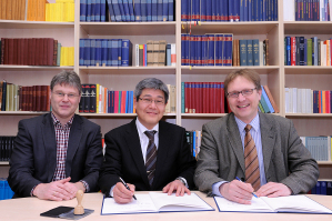 Prof. Dr. Michael Quante, Prof. Dr. Hiroshi Goto und Prof. Dr. Jrgen Heidrich (von links) bei der Vertragsunterzeichnung