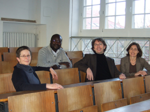 Dr. James Orao (2. v.l.) mit seinen Betreuern Prof. Dr. Martina Wagner-Egelhaaf (l.), Prof. Dr. Mark Stein und Prof. Dr. Drte Bischoff