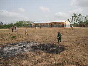 Studenten der Initiative Weitblick erffnen die dritte Grundschule im westafrikanischen Dogbo.