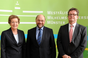 Rektorin Prof. Dr. Ursula Nelles und der Dekan der Rechtswissenschaftlichen Fakultt, Prof. Dr. Thomas Hoeren (r.), begrten EU-Parlamentsprsident Martin Schulz.
