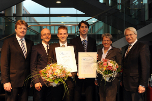 Die Preistrger des Nachwuchsfrderpreises 2012 - eingerahmt von Gastgebern und Frderern: Dr. Bernd J. Hartmann (3.v.l.) und  Dr. Nils H. Thoennissen (4.v.l.)