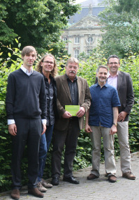 Die Gastreferenten Prof. Helge Karch und Prof. Richard Goldstein (3. und 4. v. l.) mit Christoph Preuss, Prof. Joachim Kurtz, und Prorektor Prof. Stephan Ludwig (v. l.)