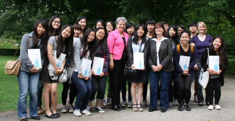 19 Studierende aus Taiwan waren fr ein Jahr zu Gast an der Universitt Mnster. Mit im Bild: Dr. Marianne Ravenstein (Mitte), Renate Otte (8.v.r.) und Jette Nielsen (2.v.r.).
