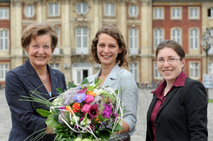 Glckwunsch mit Blumen: Rektorin Prof. Dr. Ursula Nelles (l.) und Nora Kluck (r.), Referentin des Alumni Clubs Mnster, begrten Tonia Lehmann.