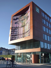 Die Uni-Bibliothek prsentiert an der 196 Quadratmeter groen PSD-Medienfassade Ausschnitte von wissenschaftlichen Dokumenten.