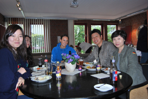 Gastwissenschaftler der Universitt Mnster nutzten mit ihren Familien die Austausch- und Kontaktmglichkeiten beim Barbecue.