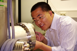 Dr. Hongying Gao bei der Arbeit im Labor