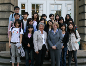 Dr. Marianne Ravenstein, Prorektorin fr Lehre und studentische Angelegenheiten, und Dr. Jette Nielsen vom Sprachenzentrum der WWU begrten die taiwanesischen Studierenden im mnsterschen Schloss.