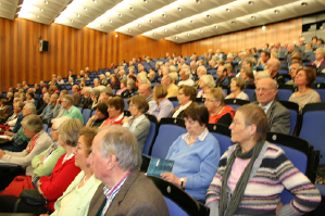 Rund 600 Gasthrer besuchten an der Universitt Mnster am Mittwoch die Erffnungsveranstaltung "Studium im Alter"