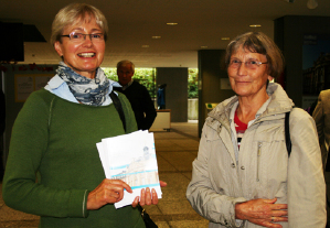 Agnes Beuing (l.) und Angela Prinz aus Westbevern besuchten am Mittwoch die Vorlesung von Religionssoziologe Prof. Dr. Detlef Pollack.