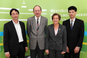 Prof. Dr. Gerd Faltings (2. v. l.) mit Dekan Prof. Dr. Matthias Lwe, Rektorin Prof. Dr. Ursula Nelles und Laudator Prof. Dr. Christopher Deninger (v. l.)