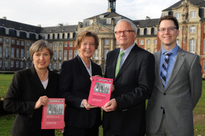 Buchvorstellung vor dem Schloss (v.l.n.r.): Dr. Sabine Happ, Prof. Dr. Ursula Nelles, Prof. Dr. Hans-Ulrich Thamer und Dr. Daniel Droste