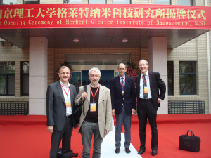 Von links: die Professoren Harald Fuchs (wissenschaftlicher Direktor des CeNTech), Horst Hahn (Karlsruhe, Leiter des INT), Herbert Gleiter (INT) und Thomas Schimmel (INT) bei der Institutserffnung in Nanjing