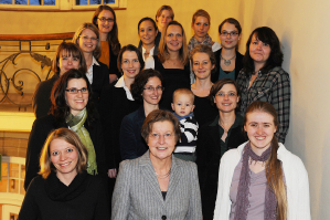 Rektorin Prof. Dr. Ursula Nelles (vorn Mitte) und Gleichstellungsbeauftragte Prof. Dr. Maike Tietjens (3. Reihe links) begrten die neuen Mentees.