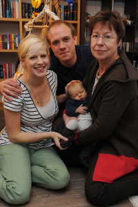 Ungewhnliches Familienglck: Baby Janne mit Mama, Papa und Wunschgromutter Gaby Wolter.