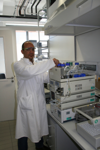 Prof. Dr. Fernando Da Costa forscht an der Universitt Mnster an brasilianischen Pflanzenverbindungen gegen Malaria.