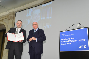 DFG-Prsident Prof. Dr. Peter Strohschneider (r.) gratuliert Prof. Dr. Thomas Bauer