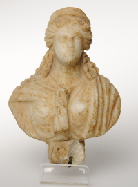 Diese Marmorbste der Gttin Isis aus dem 2. Jh. n. Chr. steht im Archologischen Museum der WWU.