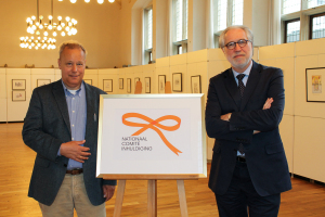 Prof. Dr. Friso Wielenga (l.) und Dr. Loek Geeraedts nahmen fr das Haus der Niederlande die "Oranje Strik“ entgegen.