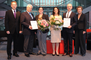 Umrahmt vom Gastgeber, Preisstifter und Universitts-Reprsentanten: Dr. Giovana Di Marco und Dr. Olga Garcia Mancheo sind die Preistrgerinnen des Jahres 2013.