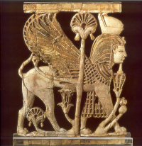 "Elfenbeinplatte" mit Sphinx, um 700 v. Chr.