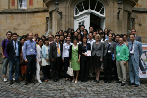 Prof. Dr. Susanne Gnthner (vorne, 5. von rechts) und Prorektorin Prof. Dr. Cornelia Denz (vorne, 4. von rechts) begrten ber 40 chinesische Germanisten an der Universitt Mnster.