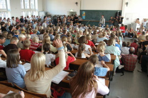 Die erste Vorlesung der Kinder-Uni Mnster - mit Rechtswissenschaftler Prof. Dr. Thomas Hoeren - fand im Audimax statt.
