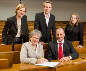Die Santander Bank frdert Studierende fr ein weiteres Jahr. Dr. Marianne Ravenstein (vorn l.) und Udo Schweers (vorn r.) unterzeichneten den Vertrag im Schloss.