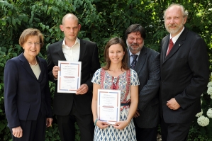 Die Preisträger Armin Dielforder (2. v. l.) und Dr. Charlotte Ockert (Mitte) erhielten den Heitfeld-Preis für ihre herausragenden wissenschaftlichen Arbeiten.