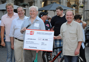 Friedhelm Kegelmann (vorne links) berreichte Prof. Dr. Wolf-Michael Weber (rechts) in Bocholt einen symbolischen Scheck ber 40.000 Euro.
