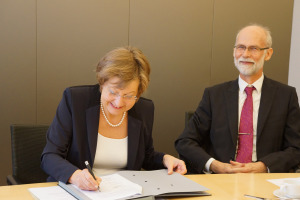 Rektorin Prof. Dr. Ursula Nelles und der Direktor des Orient-Instituts Istanbul, Prof. Dr. Raoul Motika, besiegelten den Kooperationsvertrag.