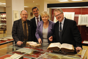 Ministerprsidentin Hannelore Kraft lie sich von Prof. Dr. Holger Strutwolf (r.), Prof. Dr. Jrg Becker (2.v.l.) und Nikolaus Schneider durch das Bibelmuseum fhren.