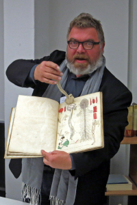 Reinhard Feldmann, Dezernent fr die Historischen Bestnde, mit einem medizinischen Werk aus der Sammlung Alexander Haindorf