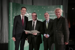 Ehrung in Frankfurt (v.l.n.r.): Staatssekretr Dr. Georg Schtte, Prof. Dr. Jean J. du Plessis, Prof. Dr. Ingo Saenger (WWU) und Prof. Dr. Helmut Schwarz (Humboldt-Stiftung).