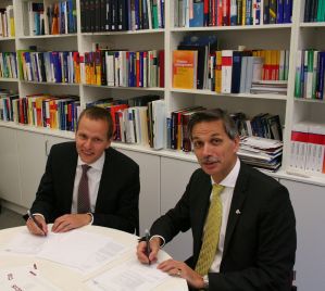Dr. Jens Eickbusch (zeb, l.) und Prof. Dr. Jrg Becker (Universitt Mnster) unterzeichneten den Kooperationsvertrag.