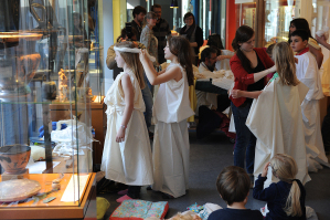 Toga basteln im Archologischen Museum: Die Kinder der WWU-Mitarbeiter lernen beim Ferienprogramm der Universitt spielerisch die Geschichte des antiken Griechenland kennen.