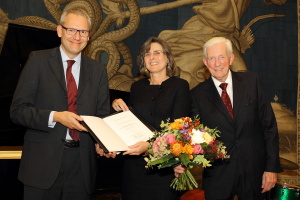 Historikerin Prof. Dr. Barbara Stollberg-Rilinger erhlt den deutschen Historikerpreis aus den Hnden von Prof. Dr. Andreas Wirsching (links) und Dr. Klaus Liesen (rechts).