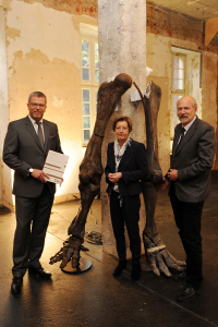 An einem restaurierten und einem beschdigten Bein erluterte Prof. Harald Strau (re.) Rektorin Nelles und Enrico Kahl die Plne zur Restaurierung des Mammuts von Ahlen
