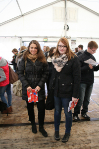 Die Schlerinnen Darya Walioghli (l.) und Annemarie Kasper (r.) besuchten zuerst das Info-Zelt am Schloss, bevor sie sich die Hochschulen ansahen.
