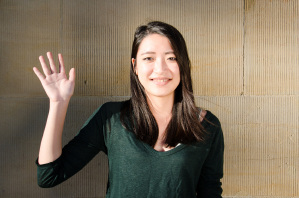 Die Hand erhoben zum Gru – so stellen sich auslndische Studierende in der Ausstellung "Diversity" vor.