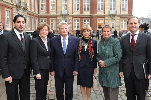 Bundesprsident Joachim Gauck (3.v.l.) mit Prof. Dr. Mouhanad Khorchide (v.l.), Rektorin Prof. Dr. Ursula Nelles, Daniela Schadt, Sylvia Lhrmann und Thomas Rachel
