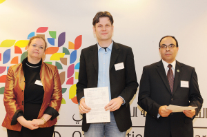 Bei der Verleihung der Urkunde in Katar: Dr. Christian Klein-Bsing (Mitte) mit Prof. Dr. Verena Lepper, Prsidentin der AGYA, und Dr. Alaa El-Sadek, Prsident der "Arab World Academy of Young Scientists"