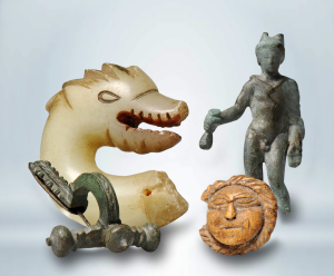 Vier der 192 Artefakte: Zwiebelkopf-Fibel aus Bronze (vorne links); Drache aus Stein (hinten links); Knopf aus Bein mit Darstellung der Gorgo Medusa (vorne rechts); Bronzestatuette des Gottes Merkur aus der rmischen Kaiserzeit (hinten rechts)