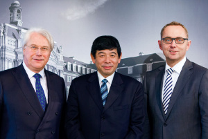 Besuchte die WWU: Dr. Kunio Mikuriya (m.) mit Prof. Dr. Hans-Michael Wolffgang (l.) und Matthias Merz