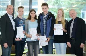 Die Sieger des Gruppenwettbewerbs: Pascal Sahlmann, Pia Hupertz, Johannes Kern, Hannah Westhoff (2. bis 5. v. l.; Mariengymnasium Bocholt)