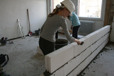 Von der Schulbank auf die Baustelle - beim Girls' Day an der Universitt Mnster konnten die Schlerinnen Berufe ausprobieren, in denen bisher eher wenig Frauen arbeiten.
