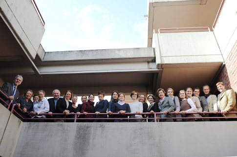 "Erstklassig!" erfolgreich abgeschlossen: 19 Wissenschaftlerinnen – hier mit Rektorin Prof. Ursula Nelles (7.v.r.), Prof. Maike Tietjens (Gleichstellungsbeauftragte, 5.v.l.) sowie Mentorinnen und Mentoren und Fachbereichsvertretern