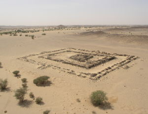 Steinbau von Umm Ruweim aus dem 3. Jh. n. Chr. Die Funktion dieses Gebudes ist noch ungeklrt, eine zuknftige Ausgrabung soll Aufschluss bringen.