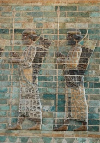 Der Bogenschtzenfries aus dem Palast von Dareios I., Ausschnitt des linken Endes; ca. 510 v. Chr. (der Fries steht heute im Louvre)