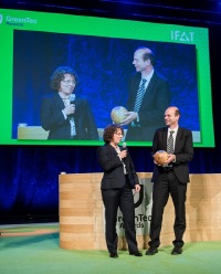 Prof. Dr. Dirk Prüfer mit Dr. Carla Recker (Continental) bei der Verleihung der "GreenTec Awards" in München